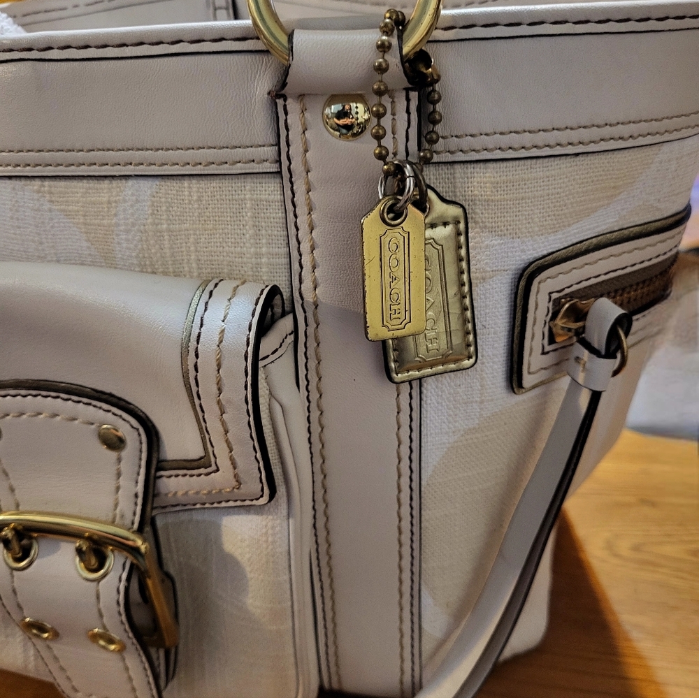 Coach Vintage GiGi Signature Tan And Off White Linen Combination. - Picture 3 of 8